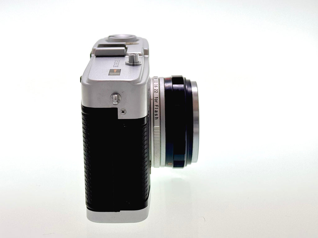 Vintage Chrome Button Olympus Trip 35. (Exc)